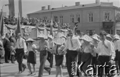 1.05.1966, Kielce, Polska.
Pochód pierwszomajowy, n/z w głębi trybuna honorowa.
Fot. Jerzy Mąkowski, zbiory Fundacji Ośrodka KARTA