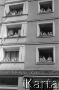 1.05.1966, Kielce, Polska.
Pochód pierwszomajowy, n/z mieszkańcy w oknach domu na trasie pochodu.
Fot. Jerzy Mąkowski, zbiory Fundacji Ośrodka KARTA