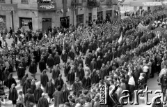1.05.1966, Kielce, Polska.
Pochód pierwszomajowy, n/z kobiety w strojach ludowych maszerują w pochodzie.
Fot. Jerzy Mąkowski, zbiory Fundacji Ośrodka KARTA