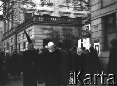 10.1956, Warszawa, Polska.
Zbiórka datków na pomoc Węgrom podczas powstania węgierskiego przed Akademią Sztuk Pięknych na ulicy Krakowskie Przedmieście.
Fot. Jerzy Mąkowski, zbiory Fundacji Ośrodka KARTA