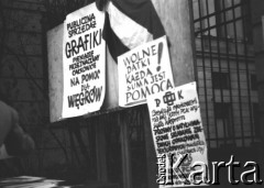 10.1956, Warszawa, Polska.
Zbiórka datków na pomoc Węgrom podczas powstania węgierskiego przed Akademią Sztuk Pięknych na ulicy Krakowskie Przedmieście.
Fot. Jerzy Mąkowski, zbiory Fundacji Ośrodka KARTA