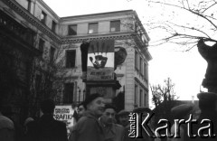 10.1956, Warszawa, Polska.
Zbiórka datków na pomoc Węgrom podczas powstania węgierskiego przed Akademią Sztuk Pięknych na ulicy Krakowskie Przedmieście.
Fot. Jerzy Mąkowski, zbiory Fundacji Ośrodka KARTA