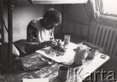 Grudzień 1981- styczeń 1982, Białołęka k/Warszawy, Polska.
Jeden z internowanych w Białołęce - Wiktor Nagórski (?) odzyskuje tytoń z papierosowych niedopałków.
Fot. Bogumił Sielewicz, zbiory Ośrodka KARTA
 

