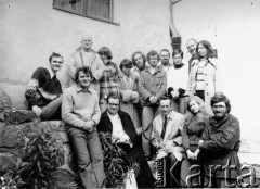 24-30.05.1977, Warszawa, Polska.
Głodówka członków i współpracowników KOR (Komitet Obrony Robotników) w kościele Św. Marcina w Warszawie, w proteście przeciwko przetrzymywaniu w areszcie 5 robotników z Radomia i Ursusa oraz członków i sympatyków KOR. Na zdjęciu uczestnicy głodówki, od lewej w dolnym rzędzie: Jerzy Geresz, Henryk Wujec, o. Aleksander Hauke-Ligowski, Tadeusz Mazowiecki (rzecznik głodujących), Lucyna Chomicka, Stanisław Barańczak; w górnym rzędzie: Ozjasz Szechter, Joanna Szczęsna, Bogusława Blajfer, Zenon Pałka, Eugeniusz Kloc, Kazimierz Świtoń, Barbara Toruńczyk, Bohdan Cywiński, Danuta Chomicka.
Fot. NN, zbiory Ośrodka KARTA (z archiwum Eugeniusza Kloca, przekazał Jan Strękowski)