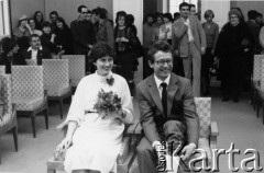 Brak daty, Warszawa, Polska.
Ślub działacza opozycji Eugeniusza Kloca, wśród gości m.in. Ludwika i Henryk Wujcowie.
Fot. NN, zbiory Ośrodka KARTA (z archiwum Eugeniusza Kloca, przekazał Jan Strękowski)