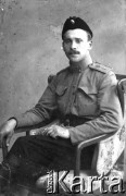 1915-1916, Rosja
Seweryn Sacewicz podczas służby w armii carskiej, portret w mundurze.
Fot. NN, zbiory Ośrodka KARTA, album Seweryna Sacewicza udostępnił Marek Sacewicz
