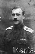 1916-1917, Rosja
Seweryn Sacewicz podczas służby w carskim lotnictwie, portret w mundurze.
Fot. NN, zbiory Ośrodka KARTA, album Seweryna Sacewicza udostępnił Marek Sacewicz