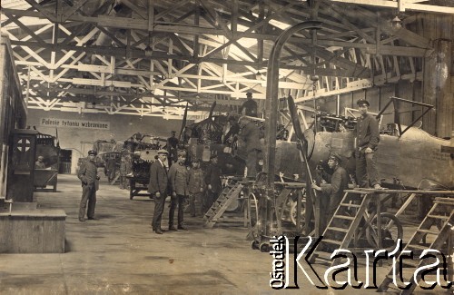 03.1919, Poznań Ławica (Posen)
Stacja Lotnicza Ławica, montaż silników w samolotach myśliwskich typu Albatros, pierwszy z prawej stoi samolot Albatros D III, napis na ścianie w tle: 