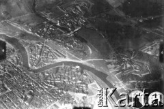 1914-1918, Poznań.
Widok na rzekę Wartę. W załamaniu rzeki Chwaliszewo, powyżej Ostrów Tumski. Fort Radziwiłł (pośrodku), Fort Rauch (prawy dolny narożnik), Fort Prittwitz Gaffron (prawy górny narożnik), pomiędzy fortami Nadszaniec Aster. Niemiecka fotografia lotnicza. 
Fot. NN, zbiory Ośrodka KARTA, album Seweryna Sacewicza, udostępnił Marek Sacewicz