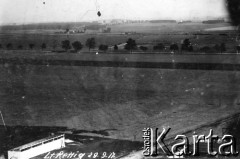 229.09.1917, miejsce nieznane.
Krajobraz. Zdjęcie wykonał lotnik niemiecki, leutnant Walter Rettig [zginął w czerwcu 1918 w okolicy Herseaux]. Niemiecka fotografia lotnicza.
Fot. Lt. Walter Rettig, zbiory Ośrodka KARTA, album Seweryna Sacewicza, udostępnił Marek Sacewicz
