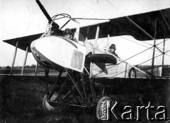 1914- 1917, miejsce nieznane
Samolot myśliwski typu SPAD 2A2, prawdopodobnie używany przez jednL z rosyjskich szkół lotniczych do celów szkoleniowych.
Fot. NN, zbiory Ośrodka KARTA, album Seweryna Sacewicza udostępnił Marek Sacewicz