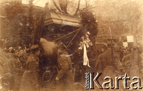 1919-1920, Poznań (Posen)
Pogrzeb lotnika, kondukt żałobny, trumna na kadłubie samolotu Fokker EV.
Fot. NN, zbiory Ośrodka KARTA, album Seweryna Sacewicza udostępnił Marek Sacewicz