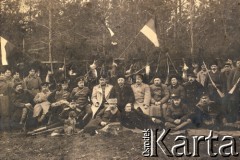 11.11.1911, Rosja
Grupa wojskowych po polowaniu, z tyłu wiszL upolowane zajLce, drugi od lewej leży Grzegorz Sacewicz (w futrzanej czapie), obok niego syn Seweryn Sacewicz.
Fot. NN, zbiory Ośrodka KARTA, album Seweryna Sacewicza udostępnił Marek Sacewicz