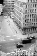 31.08.1982 lub 1983, Warszawa.
Stan wojenny - manifestacja niezależna w rocznicę podpisania porozumień sierpniowych w 1980 roku. Zdjęcie wykonane z balkonu mieszkania prywatnego przy ulicy Moniuszki. Pojazdy ZOMO przejeżdżają ulicą Jasną.
Fot. Jolanta Wilkońska, zbiory Ośrodka KARTA.