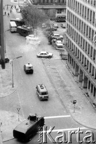 31.08.1982 lub 1983, Warszawa, Polska.
Stan wojenny - manifestacja niezależna w rocznicę podpisania porozumień sierpniowych w 1980 roku. Zdjęcie wykonane z balkonu mieszkania prywatnego przy ulicy Moniuszki, w głębi ulica Marszałkowska. Na zdjęciu: pojazdy ZOMO na ulicy Moniuszki.
Fot. Jolanta Wilkońska, zbiory Ośrodka KARTA.
 
