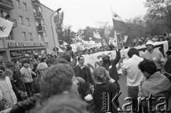 1.05.1989, Warszawa, Polska.
 Niezależna manifestacja 1-majowa na placu Komuny Paryskiej (wcześniej i obecnie Plac Wilsona) na Żoliborzu, w pobliżu kościoła św.Stanisława Kostki, parafii księdza Jerzego Popiełuszki.
 Fot. Jolanta Wilkońska, zbiory Ośrodka KARTA
   
