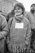 1.05.1989, Warszawa, Polska.
Niezależna manifestacja 1-majowa na Placu Komuny Paryskiej ( poprzednio i obecnie Wilsona). Uczestniczka manifestacji z przypiętą plakietką: 