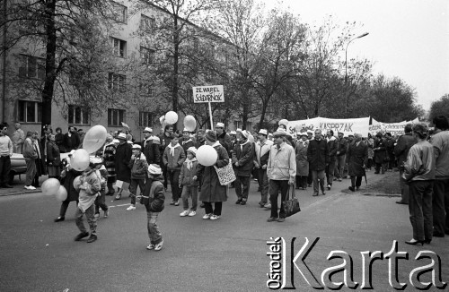 1.05.1989, Warszawa, Polska.
 Niezależna manifestacja 1-majowa na ulicy Mickiewicza w okolicy Placu Inwalidów, w drodze z kościoła św. Stanisława Kostki na Stare Miasto. Na zdjęciu członkowie 