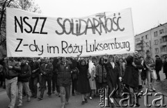 1.05.1989, Warszawa, Polska.
 Niezależna manifestacja 1-majowa na ulicy Mickiewicza w okolicy Placu Inwalidów, w drodze 
 z kościoła św. Stanisława Kostki na Stare Miasto. Na zdjęciu członkowie 