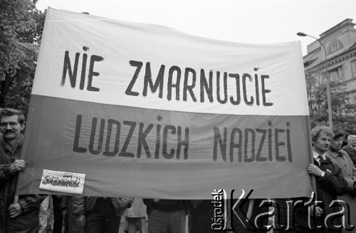 1.05.1989, Warszawa, Polska.
Niezależna manifestacja 1-majowa w drodze na Stare Miasto. Transparent z hasłem: 