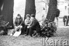 1.05.1989, Warszawa, Polska.
 Niezależna manifestacja 1-majowa w drodze z kościoła św. Stanisława Kostki na Stare Miasto. Chwila na odpoczynek i papierosa.
 Fot. Jolanta Wilkońska, zbiory Ośrodka KARTA
   
