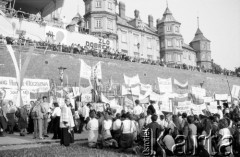 15.08.1985, Częstochowa, Polska.
Pielgrzymi, uczestnicy dorocznej pielgrzymki do Częstochowy, na Jasnej Górze. Napisy: 