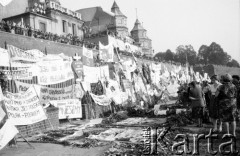 15.08.1985, Częstochowa, Polska.
Pielgrzymi, uczestnicy dorocznej pielgrzymki do Częstochowy, na Jasnej Górze stawiają pod murem 
na Wałach Jasnogórskich swoje transparenty i znaki. Między innymi napis: 