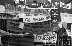 15.08.1985, Częstochowa, Polska.
Transparenty, pozostawione pod murami Janej Góry przez pielgrzymów, uczestniczących w dorocznej pielgrzymce do Częstochowy. Między innymi napisy: 