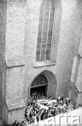 1.05.1983, Warszawa, Polska.
Tłum wychodzący po mszy św. z Katedry św. Jana przy ulicy Świętojańskiej na Starym Mieście. Początek niezależnej manifestacji 1-Majowej.
Fot. Jolanta Wilkońska, zbiory Ośrodka KARTA
 
