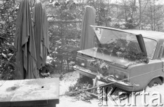 Grudzień 1984, Warszawa, Polska.
Szopka bożonarodzeniowa przed kościołem św.Stanisława Kostki na Żoliborzu - nawiązanie do tragicznej śmierci ks. Jerzego Popiełuszki.
Fot. Jolanta Wilkońska, zbiory Ośrodka KARTA
 

