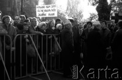 3.11.1984, Warszawa, Polska.
Pogrzeb księdza Jerzego Popiełuszki, zamordowanego przez funkcjonariuszy SB - ludzie zebrani po mszy wokół kościoła św.Stanisława Kostki na Żoliborzu. Transparent z napisem: 
