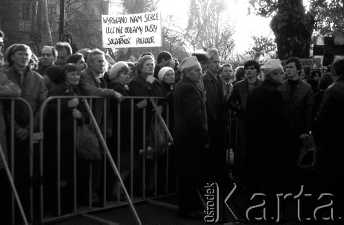 3.11.1984, Warszawa, Polska.
Pogrzeb księdza Jerzego Popiełuszki, zamordowanego przez funkcjonariuszy SB - ludzie zebrani po mszy wokół kościoła św.Stanisława Kostki na Żoliborzu. Transparent z napisem: 