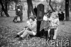 3.11.1984, Warszawa, Polska.
Pogrzeb księdza Jerzego Popiełuszki, zamordowanego przez funkcjonariuszy SB - konfesjonały wokół kościoła św.Stanisława Kostki na Żoliborzu; widok po mszy.
Fot. Jolanta Wilkońska, zbiory Ośrodka KARTA
 

