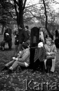 3.11.1984, Warszawa, Polska.
Pogrzeb księdza Jerzego Popiełuszki, zamordowanego przez funkcjonariuszy SB - konfesjonały wokół kościoła św.Stanisława Kostki na Żoliborzu; widok po mszy.
Fot. Jolanta Wilkońska, zbiory Ośrodka KARTA  
 
