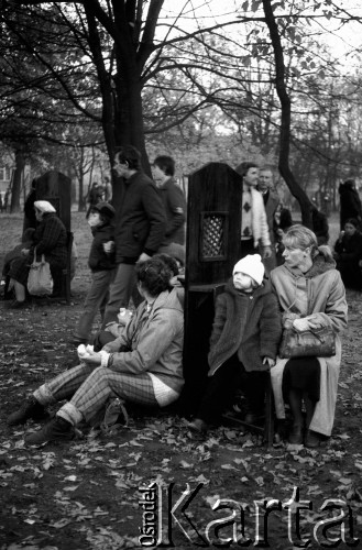 3.11.1984, Warszawa, Polska.
Pogrzeb księdza Jerzego Popiełuszki, zamordowanego przez funkcjonariuszy SB - konfesjonały wokół kościoła św.Stanisława Kostki na Żoliborzu; widok po mszy.
Fot. Jolanta Wilkońska, zbiory Ośrodka KARTA  
 
