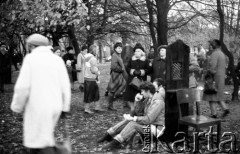 3.11.1984, Warszawa, Polska.
Pogrzeb księdza Jerzego Popiełuszki, zamordowanego przez funkcjonariuszy SB - konfesjonały wokół kościoła św.Stanisława Kostki na Żoliborzu; widok po mszy.
Fot. Jolanta Wilkońska, zbiory Ośrodka KARTA
 
