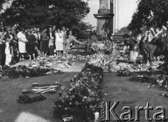 1982-1983, Warszawa, Polska.
Krzyż kwietny ułożony obok kościoła Św.Anny na Krakowskim Przedmieściu, jako znak oporu społecznego przeciwko władzy komunistycznej i wprowadzonemu 13 grudnia 1981 stanowi wojennemu.
Fot. Jolanta Wilkońska, zbiory Ośrodka KARTA
 
