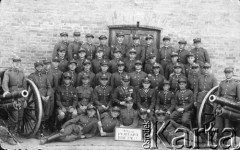 przed 1939, Równe, Wołyńskie woj., Polska
Żołnierze z 45 Pułku Strzelców Konnych, pluton artylerii, na zdjęciu m.in. Tadeusz Wielgomas.
Fot. NN, zbiory Ośrodka KARTA, udostępniła Kazimiera Wielgomas.

