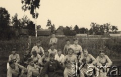 21.08.1939, Ebendorf, Niemcy.
Żołnierze Wehrmachtu, na dole w środku siedzi podoficer Herbert Joost.
Fot. NN, zbiory Ośrodka KARTA, zdjęcia z kolekcji Herberta Joosta udostępnił Krzysztof Kuczyński.

