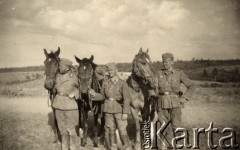 1941-1942, ZSRR.
Żołnierze Wehrmachtu podczas niemieckiej ofensywy na froncie wschodnim, z prawej stoi Herbert Joost.
Fot. NN, zbiory Ośrodka KARTA, zdjęcia z kolekcji Herberta Joosta udostępnił Krzysztof Kuczyński.

