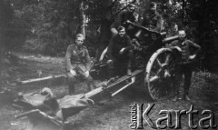 1941- 1942, ZSRR.
Niemiecka ofensywa na froncie wschodnim, żołnierze przy armacie, pierwszy od lewej siedzi Herbert Joost.
Fot. NN, zbiory Ośrodka KARTA, zdjęcia z kolekcji Herberta Joosta udostępnił Krzysztof Kuczyński.

