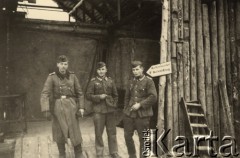 1941-1942, ZSRR.
Żołnierze Wehrmachtu przed magazynem broni, z lewej stoi Herbert Joost.
Fot. NN, zbiory Ośrodka KARTA, zdjęcia z kolekcji Herberta Joosta udostępnił Krzysztof Kuczyński.

