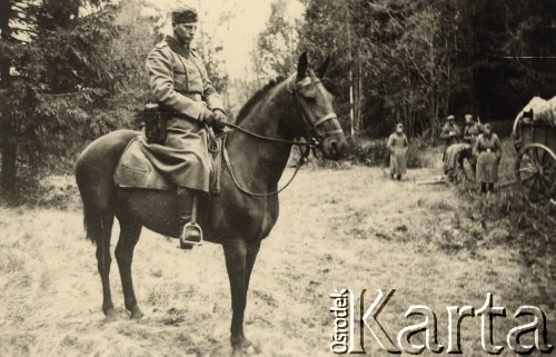 1941-1942, ZSRR.
Żołnierze Wehrmachtu, na koniu Herbert Joost.
Fot. NN, zbiory Ośrodka KARTA, zdjęcia z kolekcji Herberta Joosta udostępnił Krzysztof Kuczyński.

