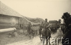 1941- 1942, ZSRR.
Niemiecka ofensywa na froncie wschodnim, kolumna żołnierzy podczas przemarszu przez wieś.
Fot. NN, zbiory Ośrodka KARTA, zdjęcia z kolekcji Herberta Joosta udostępnił Krzysztof Kuczyński.

