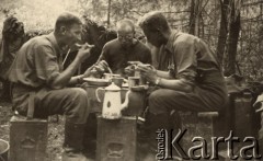 Grudzień 1941 lub 1942, ZSRR.
Niemiecka ofensywa na froncie wschodnim, żołnierze podczas posiłku, z prawej siedzi Herbert Joost.
Fot. NN, zbiory Ośrodka KARTA, zdjęcia z kolekcji Herberta Joosta udostępnił Krzysztof Kuczyński.

