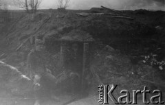 1941-1942, ZSRR.
Ofensywa niemiecka na froncie wschodnim, żołnierze Wehrmachtu przed ziemianką.
Fot. NN, zbiory Ośrodka KARTA, zdjęcia z kolekcji Herberta Joosta udostępnił Krzysztof Kuczyński.

