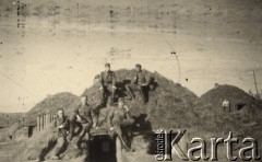 1941-1942, ZSRR.
Żołnierze Wehrmachtu podczas ofensywy na froncie wschodnim, drugi od lewej siedzi Herbert Joost.
Fot. NN, zbiory Ośrodka KARTA, zdjęcia z kolekcji Herberta Joosta udostępnił Krzysztof Kuczyński.

