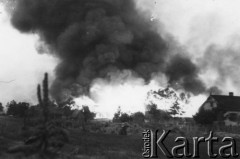 1941-1942, ZSRR.
Niemiecka ofensywa na froncie wschodnim, płonąca wieś.
Fot. NN, zbiory Ośrodka KARTA, zdjęcia z kolekcji Herberta Joosta udostępnił Krzysztof Kuczyński.

