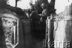 1941-1942, ZSRR.
Żołnierze Wehrmachtu w okopie podczas walk na froncie wschodnim.
Fot. NN, zbiory Ośrodka KARTA, zdjęcia z kolekcji Herberta Joosta udostępnił Krzysztof Kuczyński.

