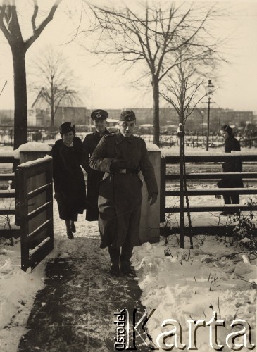 Listopad 1941, Hamburg Wandsbek, Niemcy.
Podoficer Wehrmachtu Herbert Joost z żoną Hellą podczas krótkiego urlopu z frontu wschodniego.
Fot. NN, zbiory Ośrodka KARTA, zdjęcia z kolekcji Herberta Joosta udostepnił Krzysztof Kuczyński.

